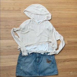 Cream colored, light sweater. XS/S